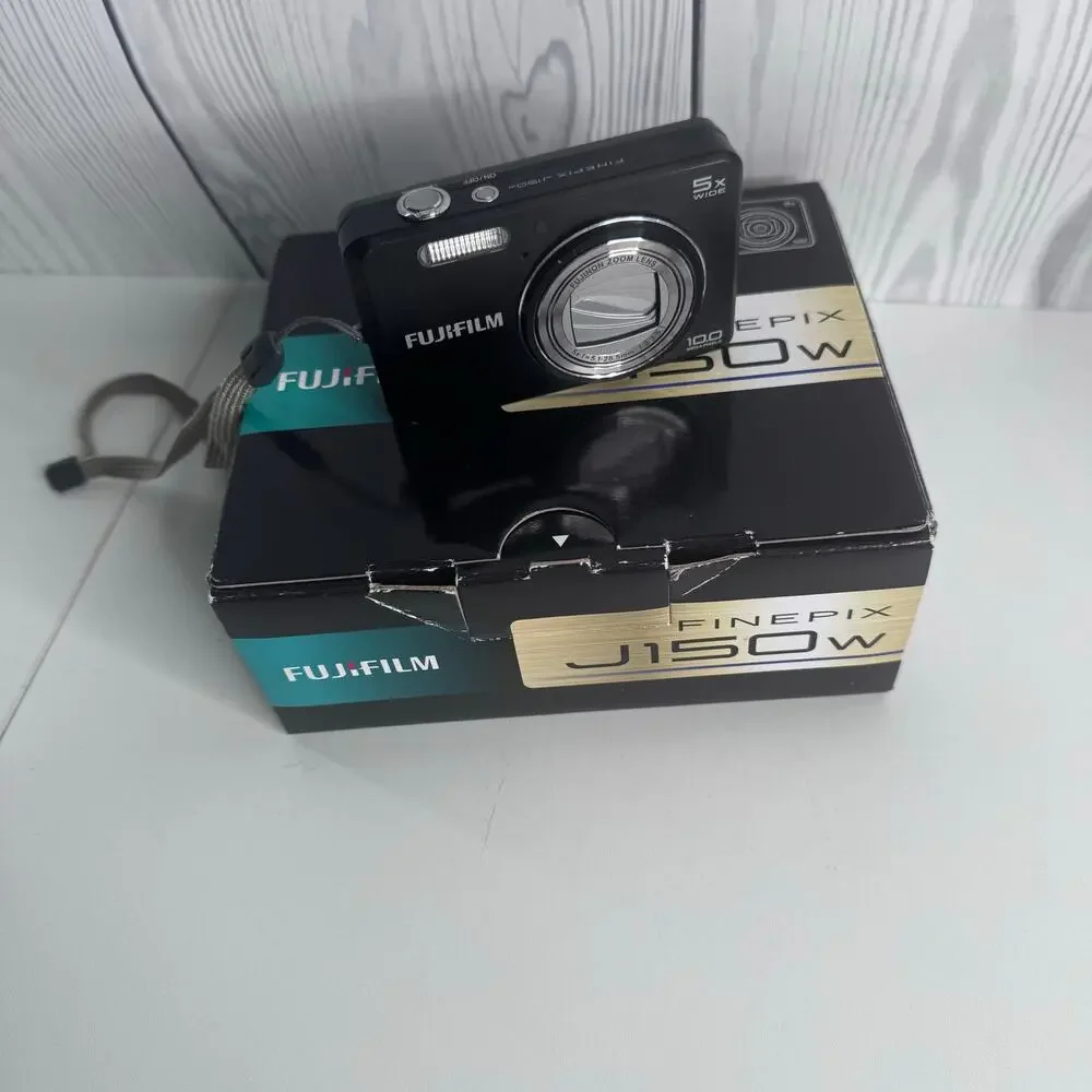 Fujifilm FinePix J150w Retro Digital Camera with Card Reader and Accessories